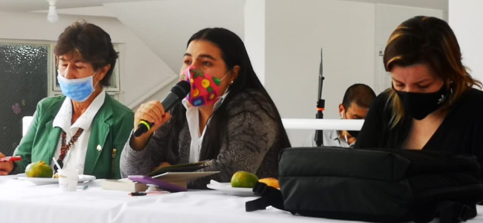 Mujer en mesa de mecanismo de participación y seguimiento