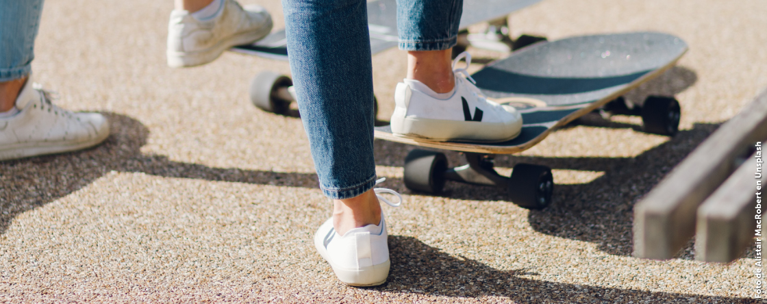 Pies de mujer skater con su patineta