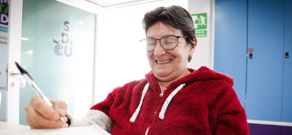 Mujer cuidadora en servicio gratuito de formación