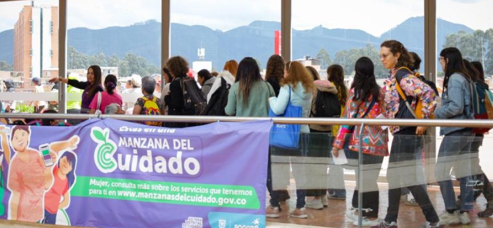 Visitante en la Manzana del Cuidado de Suba