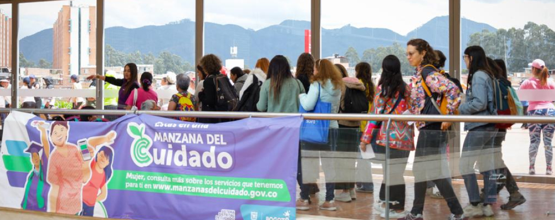 Visitante en la Manzana del Cuidado de Suba