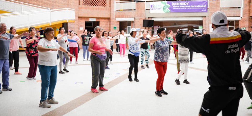 Mujeres cuidadoras realizando actividades de respiro en manzana del cuidado