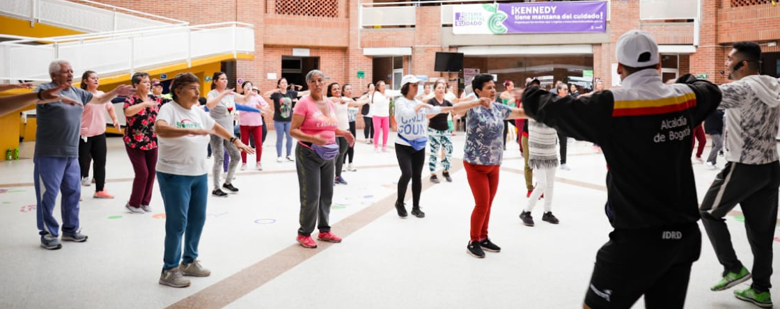 Mujeres cuidadoras realizando actividades de respiro en manzana del cuidado
