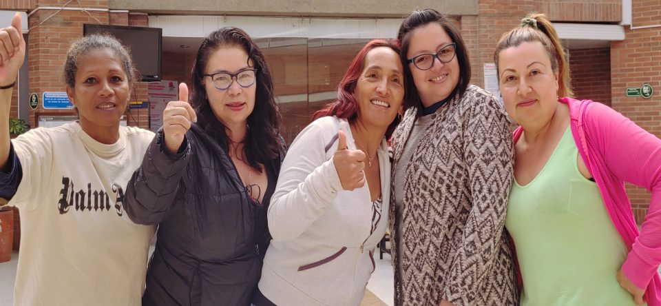 Mujers de Manzana del Cuidado de Kennedy