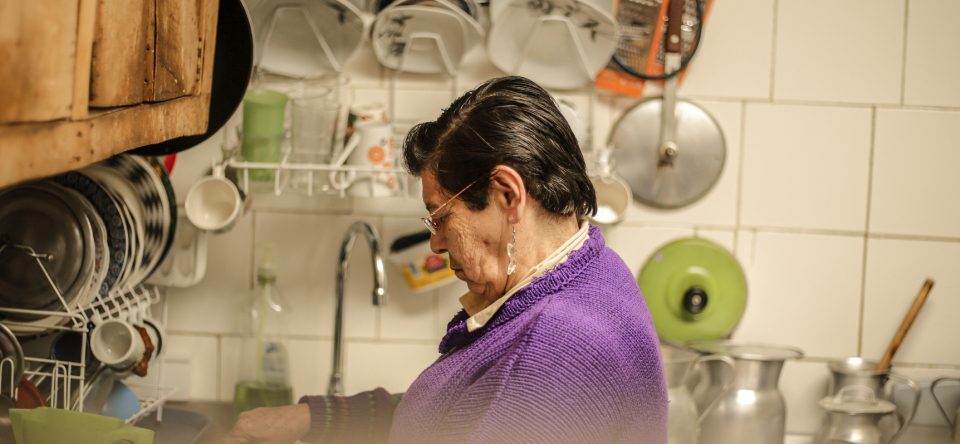 Mujer Cuidadora mayor en su cocina