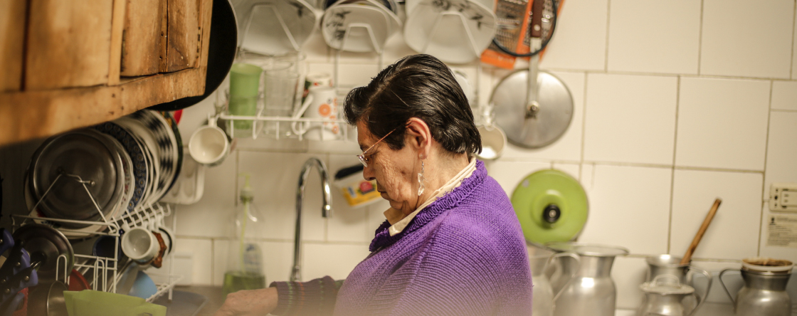 Mujer Cuidadora mayor en su cocina