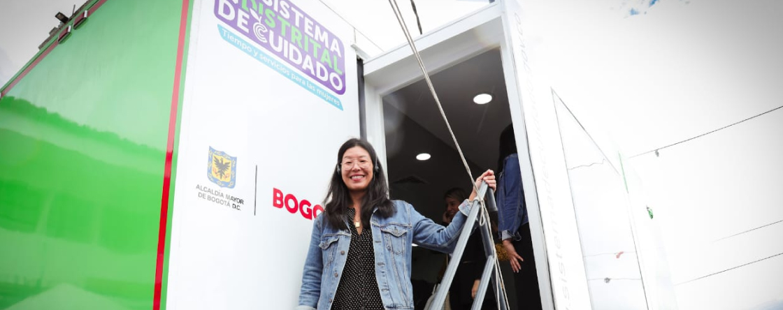 Ai Jeen - Poo conociendo el Bus del Cuidado Urbano