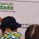 Personas firmando los Pactos por las Manzanas del Cuidado