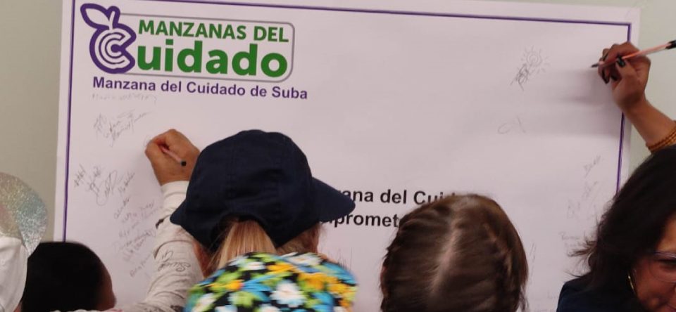 Personas firmando los Pactos por las Manzanas del Cuidado