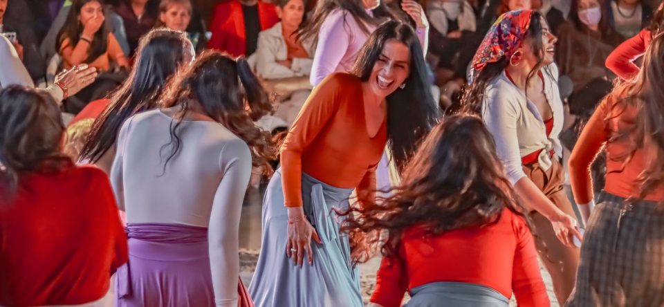 Mujeres felices participando de la obra de teatro, ‘Las Marías’