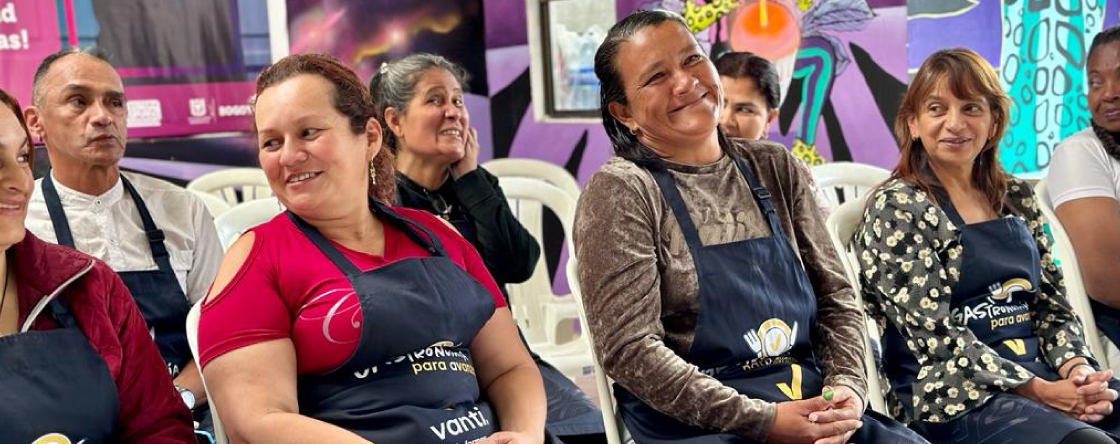 Mujeres graduadas en gastronomía y emprendimiento felices