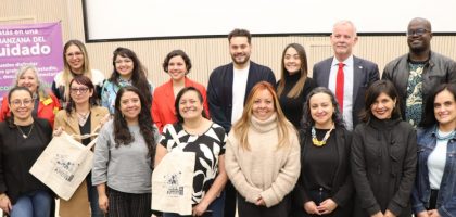 Chile planea robustecer su Sistema Nacional de Cuidados con la experiencia de las Manzanas que tiene Bogotá