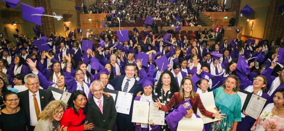Mujeres que recibieron su diploma de bachiller