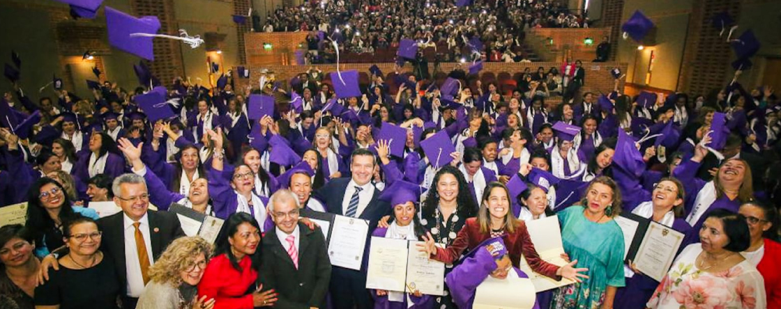 Mujeres que recibieron su diploma de bachiller