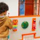 Niño jugando con actividades para infantes en manzana del cuidado