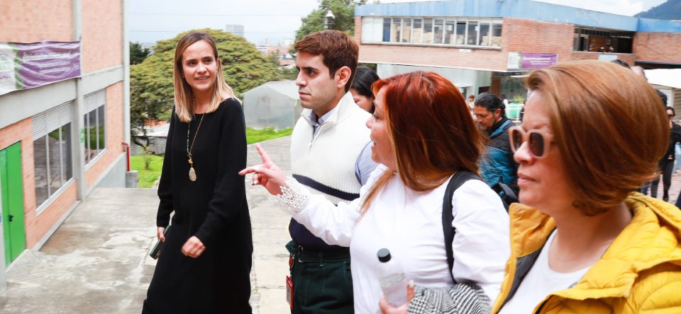 Directivas de la SDMujer y Sistema de Cuidado en visita internacional a manzana