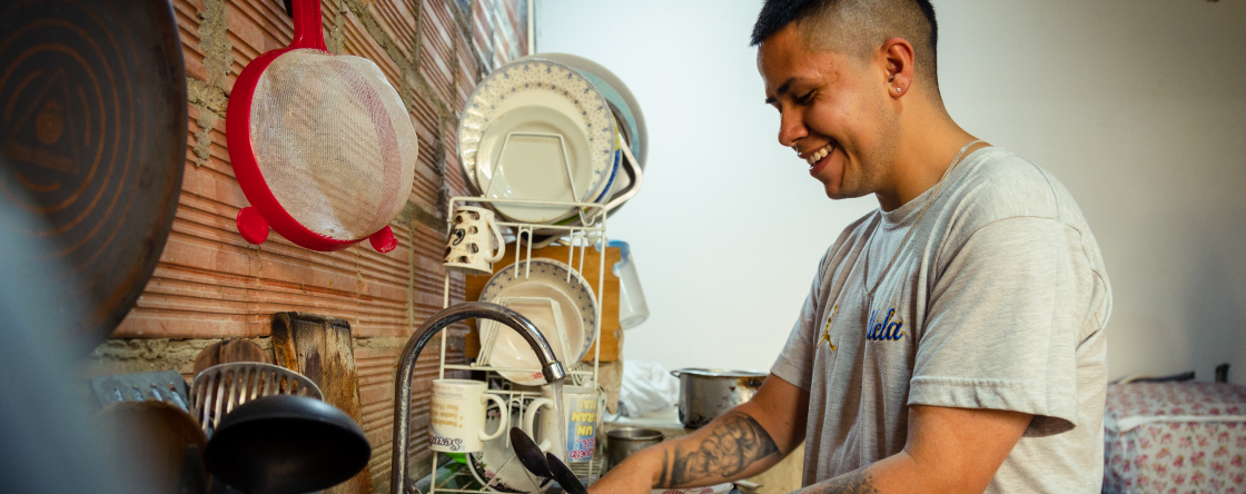 Hombre lavando platos responsable de trabajo de cuidado
