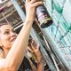 Muralista en proyecto en manzanas del cuidado
