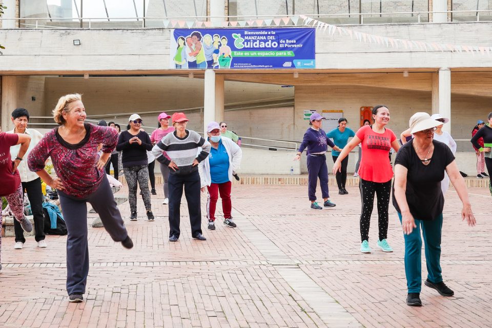 Mujeres realizando actividad física en manzana del cuidado