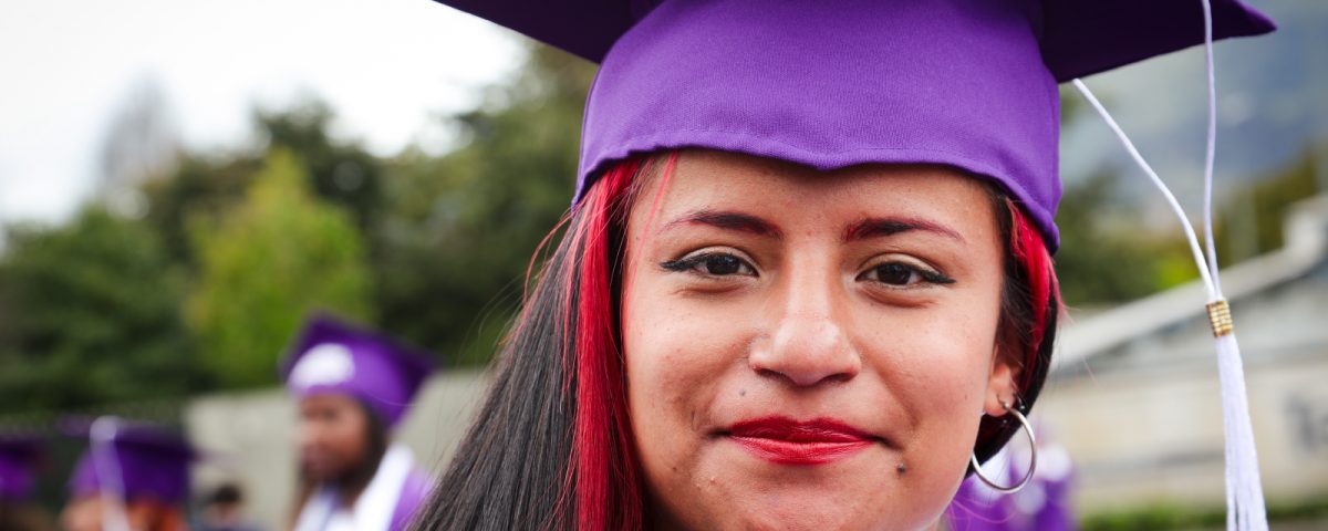 Mujer joven con toga y birrete graduada
